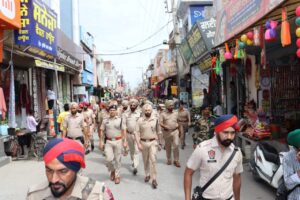 ਲੋਕ ਸਭਾ ਚੋਣਾਂ ਦੇ ਮੱਦੇਨਜ਼ਰ ਮਾਨਸਾ ਪੁਲਿਸ ਅਤੇ ਪੈਰਾ ਮਿਲਟਰੀ ਫੋਰਸ ਵੱਲੋਂ ਸ਼ਹਿਰ ਅੰਦਰ ਫਲੈਗ ਮਾਰਚ ਕੱਢਿਆ