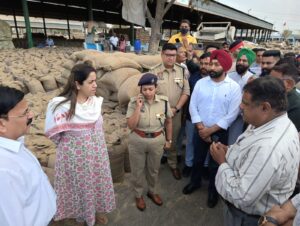ਡਿਪਟੀ ਕਮਿਸ਼ਨਰ ਅਤੇ ਐਸਐਸਪੀ ਵੱਲੋਂ ਮੰਡੀਆਂ ਦਾ ਦੌਰਾ ਖਰੀਦੀ ਗਈ ਕਣਕ ਦੀ ਤੇਜ਼ੀ ਨਾਲ ਲਿਫਟਿੰਗ ਦੇ ਦਿੱਤੇ ਨਿਰਦੇਸ਼