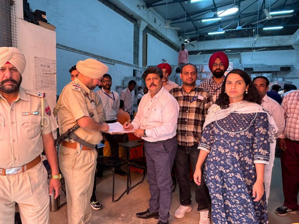 ਜ਼ਿਲ੍ਹਾ ਚੋਣ ਅਫ਼ਸਰ ਸਾਕਸ਼ੀ ਸਾਹਨੀ ਵੱਲੋਂ ਈ.ਵੀ.ਐਮ/ਵੀ.ਵੀ. ਪੈਟ ਦੀ ਵੱਖ-ਵੱਖ ਪ੍ਰਕਿਰਿਆ ਦਾ ਜਾਇਜ਼ਾ