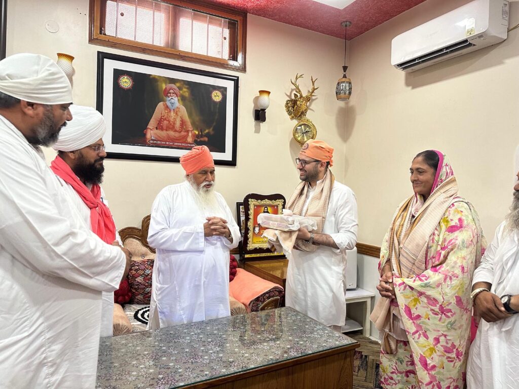 ਰਾਜ ਸਭਾ ਮੈਂਬਰ ਰਾਘਵ ਚੱਢਾ ਨੇ ਡੇਰਾ ਸੱਚਖੰਡ ਬੱਲਾਂ ਦੇ ਮੁਖੀ ਸੰਤ ਨਿਰੰਜਨ ਦਾਸ ਜੀ ਦਾ ਲਿਆ ਅਸ਼ੀਰਵਾਦ