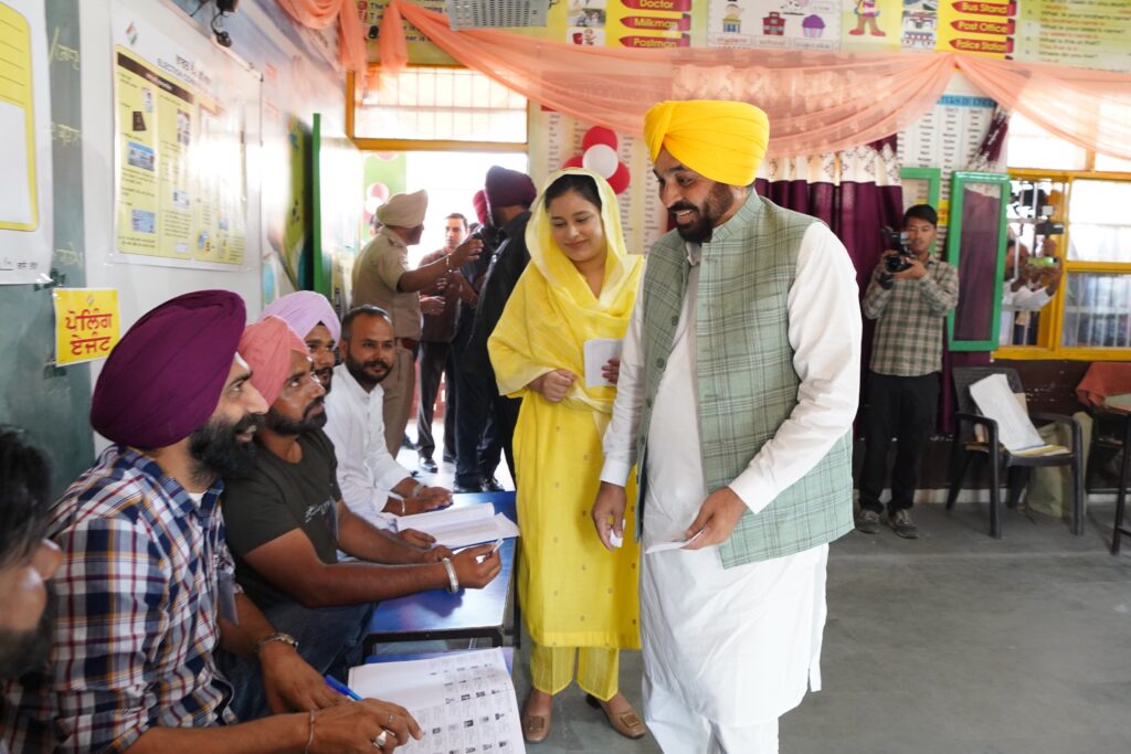 ਭਗਵੰਤ ਮਾਨ ਨੇ ਕਿਹਾ, ਧੰਨਵਾਦ ਉਹਨਾਂ ਪੰਜਾਬੀਆਂ ਦਾ ਜਿਹਨਾਂ ਨੇ ਮੇਰੇ ਵਾਂਗੂੰ ਅੱਜ ਆਪਣੀ ਉਂਗਲ ‘ਤੇ ਇਹ ਨਿਸ਼ਾਨ ਲਵਾ ਕੇ ਲੋਕਤੰਤਰ ‘ਚ ਆਪਣਾ ਯੋਗਦਾਨ ਪਾਇਆ