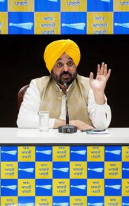 ਮੁੱਖ ਮੰਤਰੀ ਭਗਵੰਤ ਮਾਨ ਨੇ  ‘ਆਪ’ ਸੰਸਦ ਮੈਂਬਰਾਂ ਨਾਲ ਕੀਤੀ ਮੀਟਿੰਗ, ਮੀਤ ਹੇਅਰ, ਡਾ. ਚੱਬੇਵਾਲ ਅਤੇ ਮਲਵਿੰਦਰ ਕੰਗ ਨੂੰ ਜਿੱਤ ਦੀ ਦਿੱਤੀ ਵਧਾਈ
