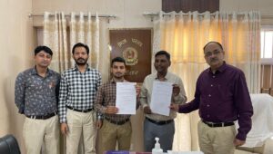 ਆਮ ਆਦਮੀ ਕਲੀਨਿਕ ਵਿਖੇ 2 ਫਾਰਮਾਸਿਸਟ ਨੂੰ ਦਿੱਤੇ ਨਿਯੁਕਤੀ ਪੱਤਰ ਜਿਲ੍ਹੇ ਦੇ ਪੇਂਡੂ ਅਤੇ ਸ਼ਹਰਿ ਖੇਤਰ ਵਿਖੇ ਸਿਹਤ ਸਹੂਲਤਾਂ ਵਿਚ ਹੋਇਆ ਵਾਧਾ