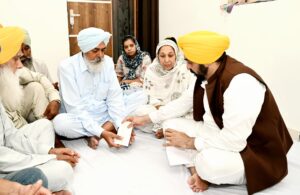 मुख्यमंत्री ने शहीदों के परिजनों को आर्थिक सहायता के रूप में एक-एक करोड़ रुपये के चेक सौंपे