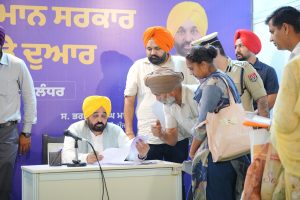 ਮੁੱਖ ਮੰਤਰੀ ਨੇ ਦਿੱਤੀ ਲੋਕਾਂ ਨੂੰ ਰਾਹਤ: ‘ਦੁਆਬੇ ‘ਚ ਸਰਕਾਰ ਤੁਹਾਡੇ ਦਰਬਾਰ’ ਸਕੀਮ ਤਹਿਤ ਆਪਣੀ ਜਲੰਧਰ ਰਿਹਾਇਸ਼ ਵਿਖੇ ਸਮੱਸਿਆਵਾਂ ਸੁਣੀਆਂ ਤੇ ਕੀਤਾ ਨਿਬੇੜਾ