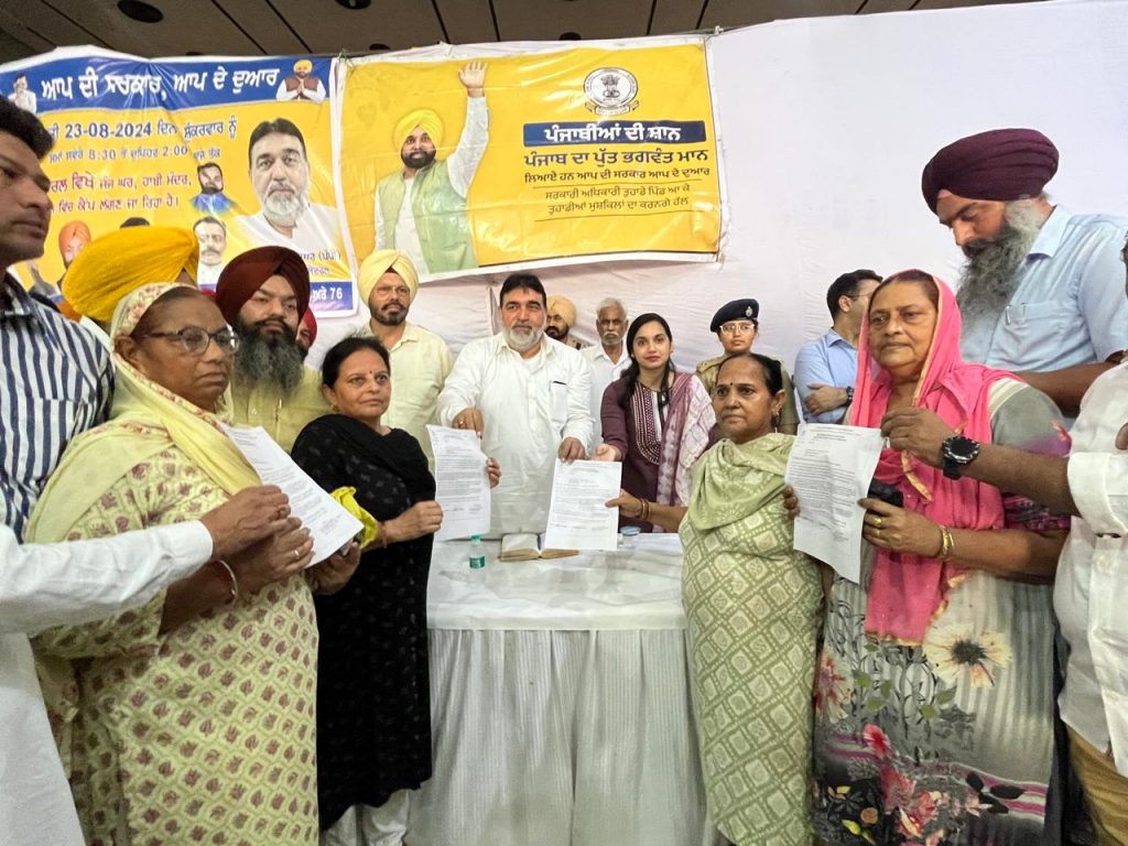 ਸਰਕਾਰ ਤੁਹਾਡੇ ਦੁਆਰ – ਵਿਧਾਇਕ ਅਤੇ ਡਿਪਟੀ ਕਮਿਸ਼ਨਰ ਵੱਲੋਂ ਲੋਕਾਂ ਦੀਆਂ ਸ਼ਿਕਾਇਤਾਂ ਦਾ ਨਿਪਟਾਰਾ