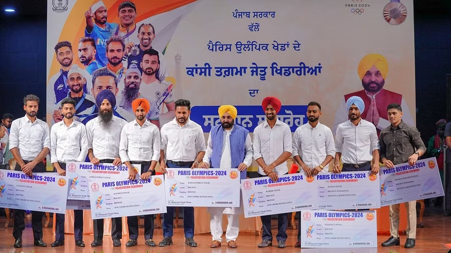 मुख्यमंत्री की ओर से भारतीय हॉकी टीम के पंजाबी खिलाड़ियों का नकद इनामों से सम्मान