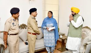ਮੁੱਖ ਮੰਤਰੀ ਨੇ ਸ਼ਹੀਦ ਹੋਮਗਾਰਡ ਜਵਾਨ ਜਸਪਾਲ ਸਿੰਘ ਦੇ ਪਰਿਵਾਰ ਨੂੰ ਇਕ ਕਰੋੜ ਰੁਪਏ ਦੇ ਬੀਮੇ ਦਾ ਚੈੱਕ ਸੌਂਪਿਆ