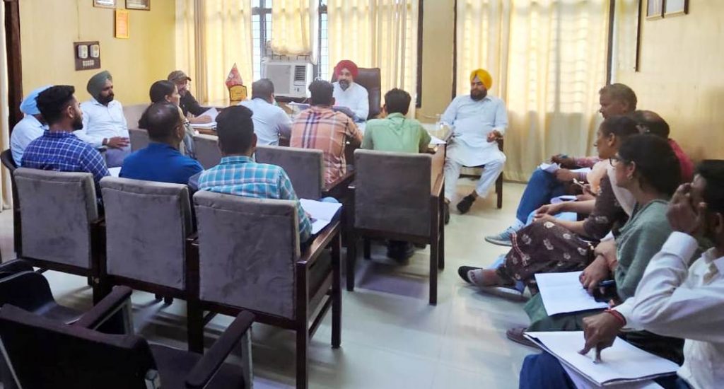 ਚੇਅਰਮੈਨ ਅੱਕਾਂਵਾਲੀ ਨੇ ਜ਼ਿਲ੍ਹਾ ਯੋਜਨਾ ਬੋਰਡ ਰਾਹੀਂ ਪਿੰਡਾਂ ਵਿਚ ਕੀਤੇ ਜਾ ਰਹੇ ਕੰਮਾਂ ਨੂੰ ਲੈ ਕੇ ਅਧਿਕਾਰੀਆਂ ਨਾਲ ਮੀਟਿੰਗ ਕੀਤੀ