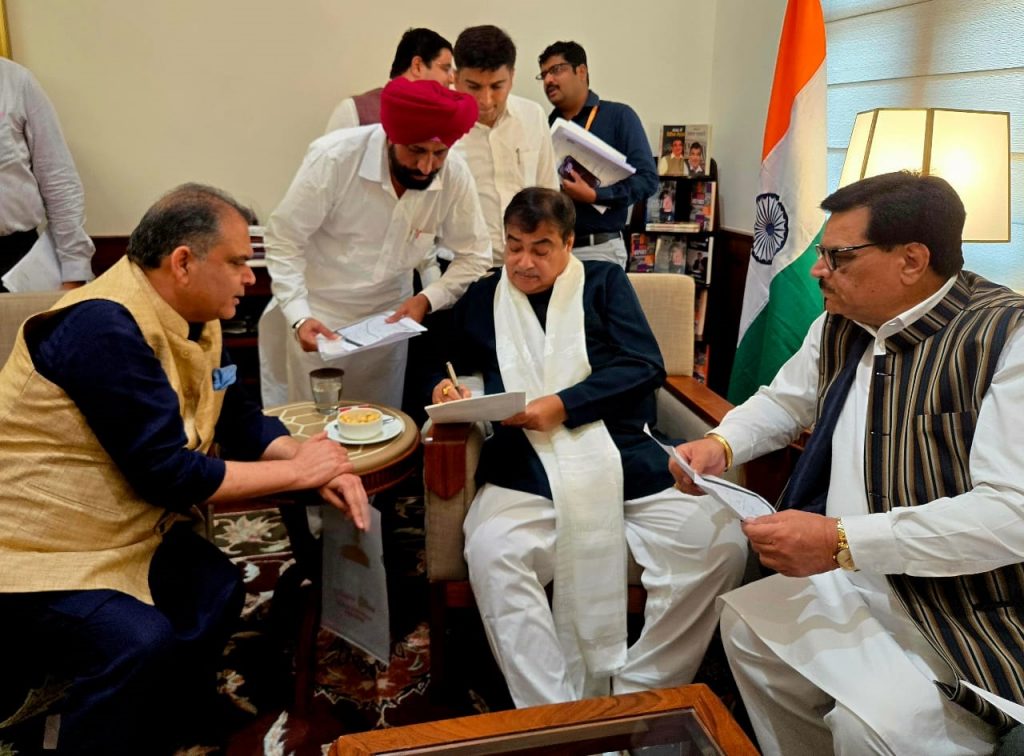 ਵਿਧਾਇਕ ਭੋਲਾ ਅਤੇ ਬੱਗਾ ਨੇ ਸੰਸਦ ਮੈਂਬਰ ਸੰਜੀਵ ਅਰੋੜਾ ਨਾਲ ਕੇਂਦਰੀ ਮੰਤਰੀ ਗਡਕਰੀ ਨਾਲ ਕੀਤੀ ਮੁਲਾਕਾਤ