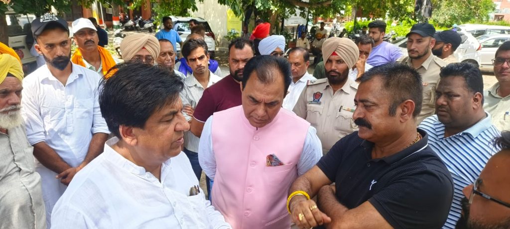 ਕੈਬਨਿਟ ਮੰਤਰੀ ਜਿੰਪਾ ਤੇ ਲੋਕ ਸਭਾ ਮੈਂਬਰ ਡਾ. ਚੱਬੇਵਾਲ ਨੇ ਜੇਜੋਂ ਚੋਅ ਹਾਦਸੇ ਦੇ ਪੀੜਤ ਪਰਿਵਾਰਾਂ ਨਾਲ ਮੁਲਾਕਾਤ ਕਰਕੇ ਕੀਤਾ ਦੁੱਖ ਸਾਂਝਾ