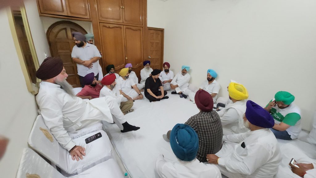 ਪੰਜਾਬ ਵਿਧਾਨ ਸਭਾ ਦੇ ਸਪੀਕਰ ਕੁਲਤਾਰ ਸਿੰਘ ਸੰਧਵਾਂ ਤੇ ਕੈਬਨਿਟ ਮੰਤਰੀ ਹਰਪਾਲ ਸਿੰਘ ਚੀਮਾ ਨੇ ਕੋਹਲੀ ਪਰਿਵਾਰ ਨਾਲ ਦੁੱਖ ਸਾਂਝਾ ਕੀਤਾ