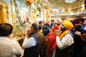 राज्यपाल और मुख्यमंत्री श्री हरमंदिर साहिब और श्री दुर्ग्याणा मंदिर में हुए नतमस्तक; प्रदेश की तरक्की और खुशहाली के लिए की प्रार्थना
