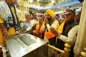 राज्यपाल और मुख्यमंत्री श्री हरमंदिर साहिब और श्री दुर्ग्याणा मंदिर में हुए नतमस्तक; प्रदेश की तरक्की और खुशहाली के लिए की प्रार्थना