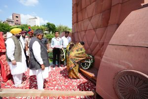राज्यपाल और मुख्यमंत्री श्री हरमंदिर साहिब और श्री दुर्ग्याणा मंदिर में हुए नतमस्तक; प्रदेश की तरक्की और खुशहाली के लिए की प्रार्थना