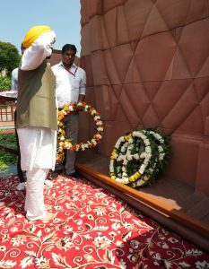राज्यपाल और मुख्यमंत्री श्री हरमंदिर साहिब और श्री दुर्ग्याणा मंदिर में हुए नतमस्तक; प्रदेश की तरक्की और खुशहाली के लिए की प्रार्थना