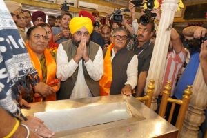 राज्यपाल और मुख्यमंत्री श्री हरमंदिर साहिब और श्री दुर्ग्याणा मंदिर में हुए नतमस्तक; प्रदेश की तरक्की और खुशहाली के लिए की प्रार्थना