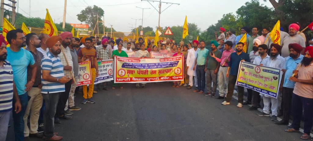ਮੁਲਾਜ਼ਮਾਂ ਨੇ ਮੁੱਖ ਮੰਤਰੀ ਭਗਵੰਤ ਮਾਨ ਦੀ ਰਿਹਾਇਸ਼ ਨੇੜੇ ਫੂਕਿਆ ਆਪ ਸਰਕਾਰ ਦਾ ਵੱਡ ਅਕਾਰੀ ਤਿੰਨ ਮੂੰਹਾਂ ਪੁਤਲਾ