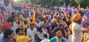 ਤਿੰਨ ਦਿਨਾਂ ਪੈਨਸ਼ਨ ਮੋਰਚੇ ਦੇ ਆਖ਼ਰੀ ਦਿਨ ਹਜ਼ਾਰਾਂ ਮੁਲਾਜ਼ਮਾਂ ਨੇ ਮੁੱਖ ਮੰਤਰੀ ਦੀ ਰਿਹਾਇਸ਼ ਵੱਲ ਕੀਤਾ ਰੋਸ ਮਾਰਚ