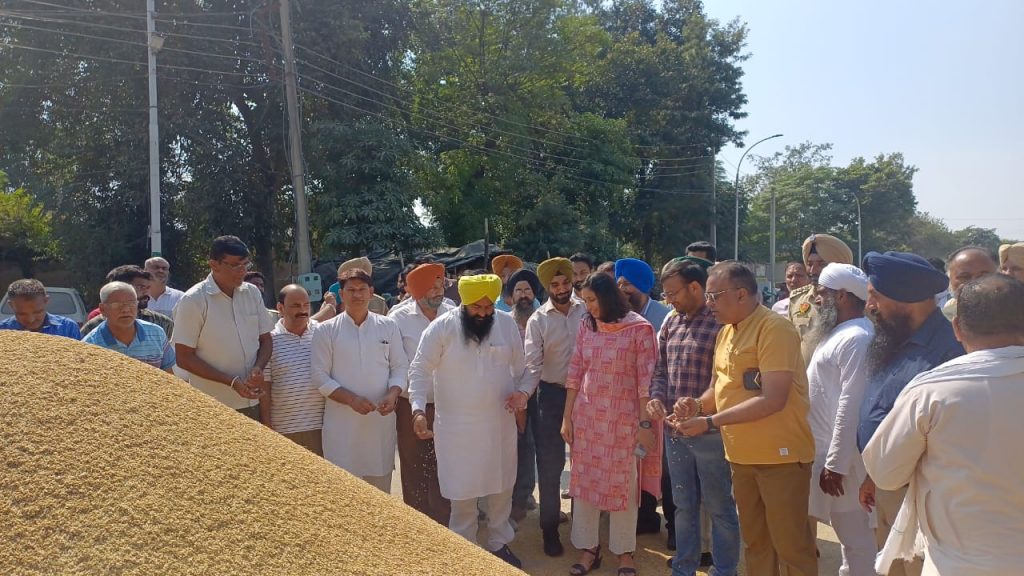 ਵਿਧਾਇਕਾਂ ਅਤੇ ਅਧਿਕਾਰੀਆਂ ਨੇ ਜ਼ਿਲ੍ਹੇ ਦੀਆਂ ਮੰਡੀਆਂ ਵਿੱਚ ਝੋਨੇ ਦੀ ਖਰੀਦ ਦਾ ਲਿਆ ਜਾਇਜ਼ਾ