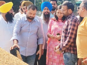 ਵਿਧਾਇਕਾਂ ਅਤੇ ਅਧਿਕਾਰੀਆਂ ਨੇ ਜ਼ਿਲ੍ਹੇ ਦੀਆਂ ਮੰਡੀਆਂ ਵਿੱਚ ਝੋਨੇ ਦੀ ਖਰੀਦ ਦਾ ਲਿਆ ਜਾਇਜ਼ਾ