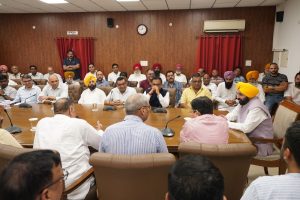 ਮੁੱਖ ਮੰਤਰੀ ਦੇ ਦਖ਼ਲ ਤੋਂ ਬਾਅਦ ਆੜ੍ਹਤੀਆਂ ਨੇ ਹੜਤਾਲ ਵਾਪਸ ਲਈ