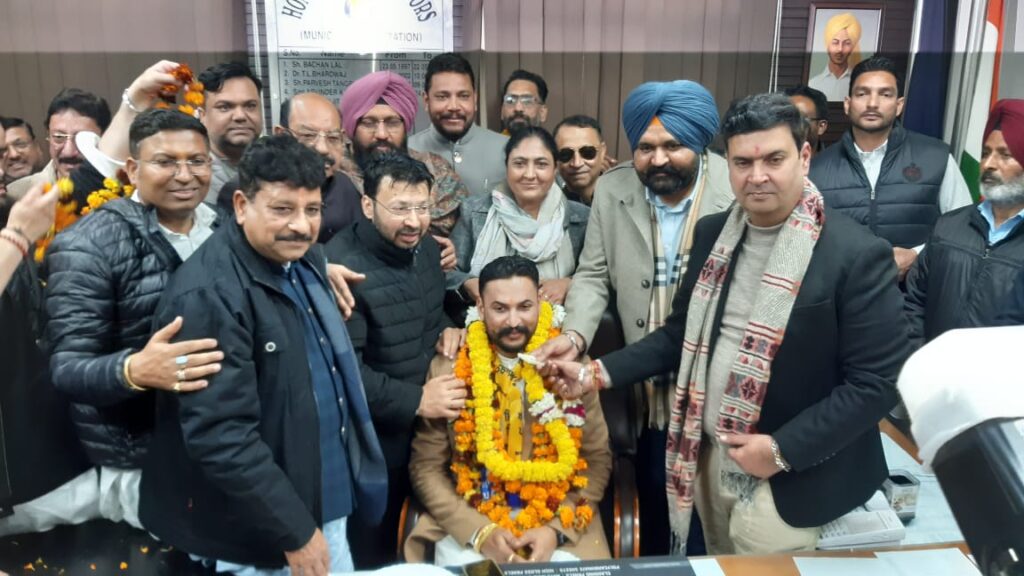 ਕੈਬਨਿਟ ਮੰਤਰੀਆਂ ਡਾ. ਰਵਜੋਤ ਸਿੰਘ ਅਤੇ ਮਹਿੰਦਰ ਭਗਤ ਦੀ ਮੌਜੂਦਗੀ ’ਚ ਮੇਅਰ, ਸੀਨੀਅਰ ਡਿਪਟੀ ਮੇਅਰ ਤੇ ਡਿਪਟੀ ਮੇਅਰ ਨੇ ਸੰਭਾਲੇ ਅਹੁਦੇ