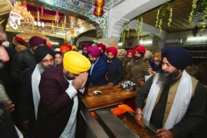 मुख्यमंत्री ने गुरुद्वारा भट्ठा साहिब में माथा टेका, संगत को श्री गुरु गोबिंद सिंह जी के प्रकाश पर्व की बधाई दी