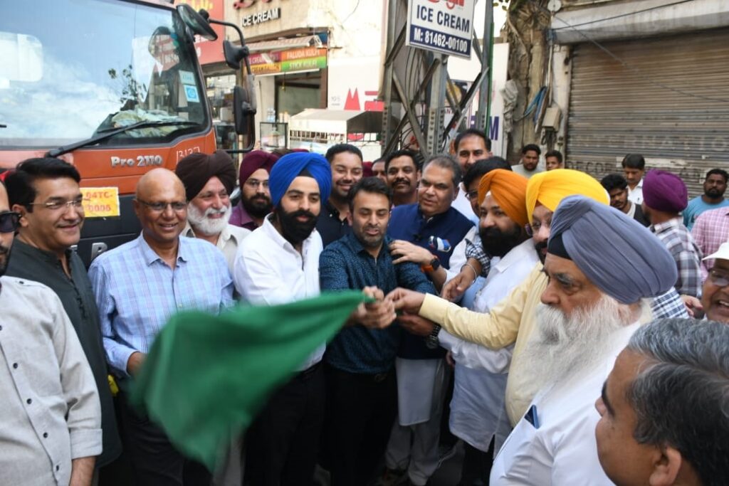 ਐਮਪੀ ਅਰੋੜਾ ਨੇ ਵੈਕਿਊਮ ਸਵੀਪਰ ਮਸ਼ੀਨਾਂ ਦੇ ਕੰਮਕਾਜ ਦਾ ਨਿਰੀਖਣ ਕੀਤਾ, ਲੁਧਿਆਣਾ ਨੂੰ ਸਾਫ਼-ਸੁਥਰਾ ਬਣਾਉਣ ਦਾ ਪ੍ਰਣ ਲਿਆ