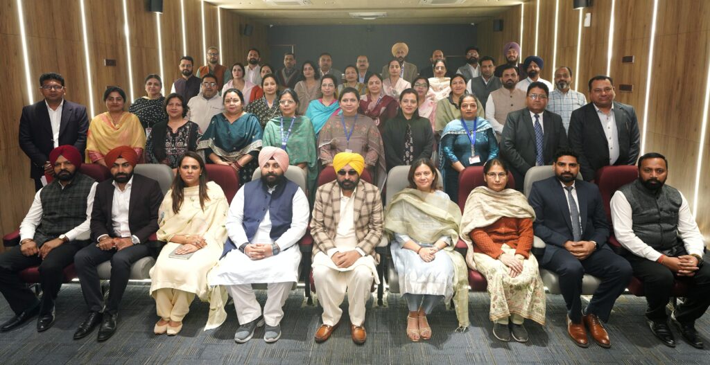 शिक्षा क्षेत्र को बड़ा प्रोत्साहन; मुख्यमंत्री ने 36 प्रिंसिपलों के सातवें बैच को झंडी दिखाकर किया रवाना, प्रिंसिपल अकादमी, सिंगापुर में 9 से 15 मार्च तक लेंगे प्रशिक्षण