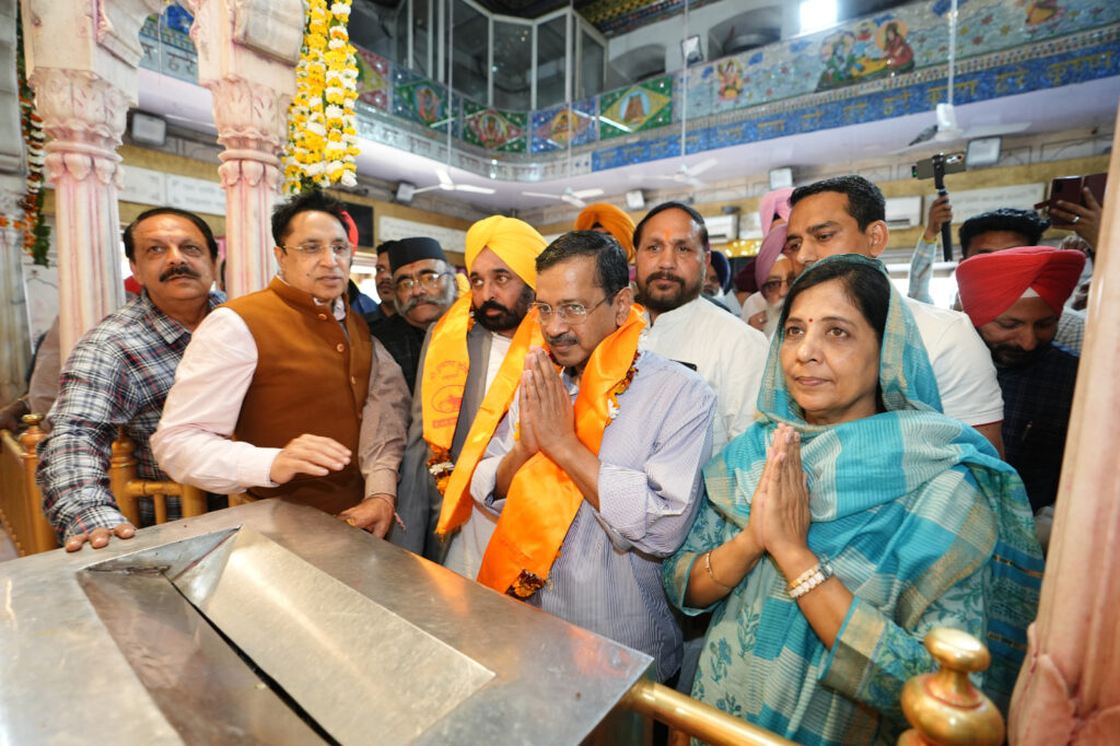 AAP convener Arvind Kejriwal and CM Bhagwant Mann pay obeisance at Sri Harmandir Sahib, Bhagwan Valmiki Tirath Sthal and Sri Durgiana Mandir