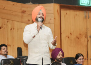 पिछले तीन सालों में तीन से छह नौकरियां पाने वाले युवाओं ने भाग्य बदलने के लिए मुख्यमंत्री की सराहना की