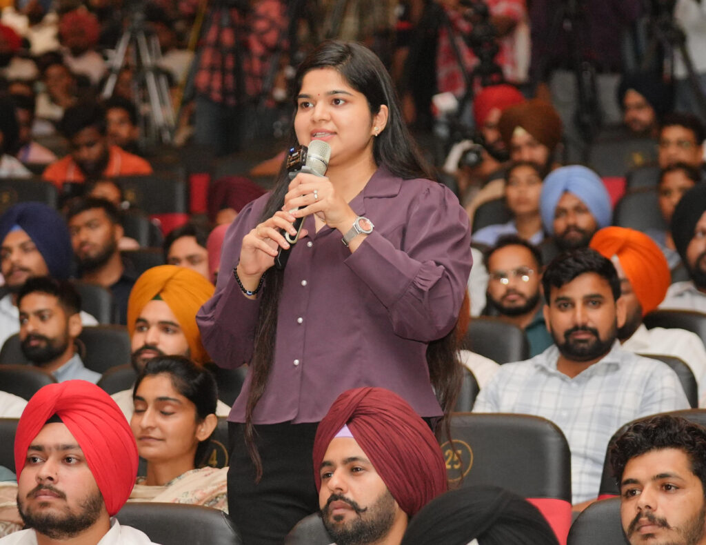 पिछले तीन सालों में तीन से छह नौकरियां पाने वाले युवाओं ने भाग्य बदलने के लिए मुख्यमंत्री की सराहना की