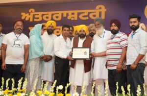 मुख्यमंत्री ने 99 प्रतिशत से अधिक ऋण वसूली कर मिसाल कायम करने वाली धूरी सर्कल की सहकारी सभाओं का किया सम्मान