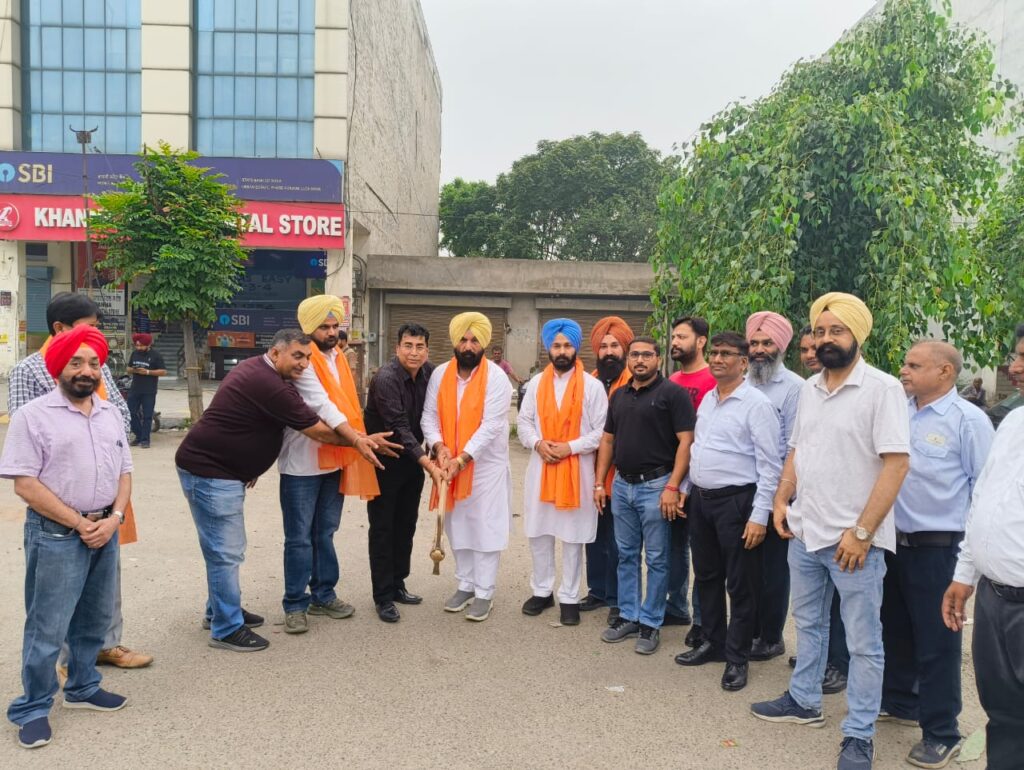 ਵਿਧਾਇਕ ਸਿੱਧੂ ਵਲੋਂ ਮਹਾਰਾਜਾ ਪਲਾਜ਼ੋ ਮਾਰਕੀਟ ‘ਚ ਇੰਟਰਲਾਕ ਟਾਈਲਾਂ ਲਗਾਉਣ ਦੇ ਕੰਮ ਦੀ ਸੁਰੂਆਤ