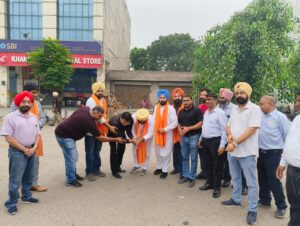 ਵਿਧਾਇਕ ਸਿੱਧੂ ਵਲੋਂ ਮਹਾਰਾਜਾ ਪਲਾਜ਼ੋ ਮਾਰਕੀਟ ‘ਚ ਇੰਟਰਲਾਕ ਟਾਈਲਾਂ ਲਗਾਉਣ ਦੇ ਕੰਮ ਦੀ ਸੁਰੂਆਤ
