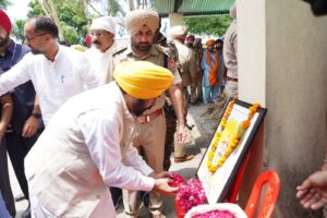 मुख्यमंत्री ने हज़ारों लोगों के साथ मशहूर मैराथन धावक फौजा सिंह को दी अंतिम विदाई