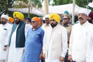 ਮੁੱਖ ਮੰਤਰੀ ਨੇ ਹਜ਼ਾਰਾਂ ਹੋਰ ਲੋਕਾਂ ਨਾਲ ਮਿਲ ਕੇ ਮੈਰਾਥਨ ਦੌੜਾਕ ਫੌਜਾ ਸਿੰਘ ਨੂੰ ਦਿੱਤੀ ਅੰਤਿਮ ਵਿਦਾਈ