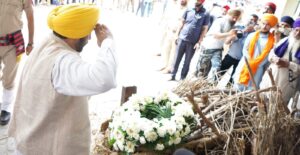 ਮੁੱਖ ਮੰਤਰੀ ਨੇ ਹਜ਼ਾਰਾਂ ਹੋਰ ਲੋਕਾਂ ਨਾਲ ਮਿਲ ਕੇ ਮੈਰਾਥਨ ਦੌੜਾਕ ਫੌਜਾ ਸਿੰਘ ਨੂੰ ਦਿੱਤੀ ਅੰਤਿਮ ਵਿਦਾਈ