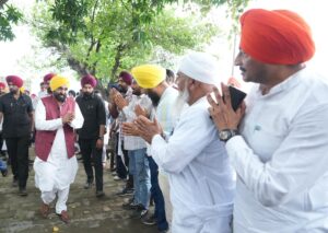 ਮੁੱਖ ਮੰਤਰੀ ਨੇ ਰੁੱਖਾਂ ਦੀ ਛਾਂ ਹੇਠ ਬੈਠ ਕੇ ਪੰਜਾਬ ਦੇ ਲੋਕਾਂ ਨਾਲ ਕੀਤੀ ਗੱਲਬਾਤ