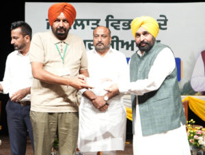 ਮੁੱਖ ਮੰਤਰੀ ਦਾ ਜੰਗਲਾਤ ਵਿਭਾਗ ਦੇ ਠੇਕੇ ਵਾਲੇ 942 ਮੁਲਾਜ਼ਮਾਂ ਨੂੰ ਵੱਡਾ ਤੋਹਫ਼ਾ; ਸੇਵਾਵਾਂ ਪੱਕੀਆਂ ਕਰਨ ਦੇ ਨਿਯੁਕਤੀ ਪੱਤਰ ਸੌਂਪੇ