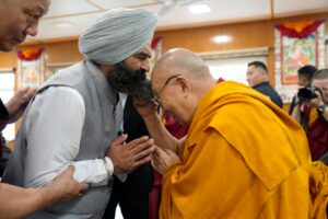 पंजाब विधान सभा के डिप्टी स्पीकर रौड़ी ने दलाई लामा से लिया आशीर्वाद