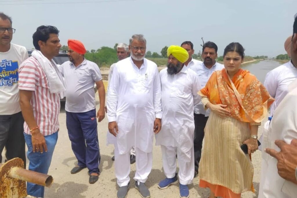 ਵਿਧਾਇਕ ਫਾਜ਼ਿਲਕਾ ਦੇ ਪਿਤਾ ਖਜਾਨ ਸਿੰਘ ਵੱਲੋਂ ਮੀਂਹ ਪ੍ਰਭਾਵਿਤ ਪਿੰਡਾਂ ਦਾ ਦੌਰਾ