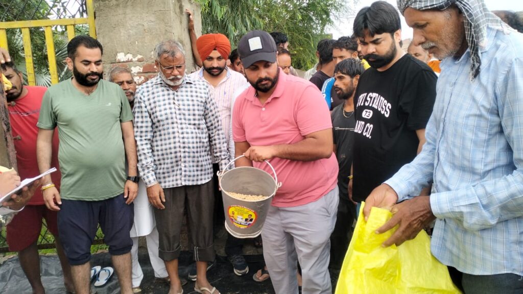 ਵਿਧਾਇਕ ਫਾਜ਼ਿਲਕਾ ਨਰਿੰਦਰਪਾਲ ਸਿੰਘ ਸਵਨਾ ਨੇ ਹੜ੍ਹ ਪ੍ਰਭਾਵਿਤ ਪਿੰਡਾਂ ਦੀ ਤੇ ਪਤਨੀ ਨੇ ਰਾਹਤ ਕੈਂਪਾਂ ਦੀ ਸੰਭਾਲੀ ਕਮਾਨ