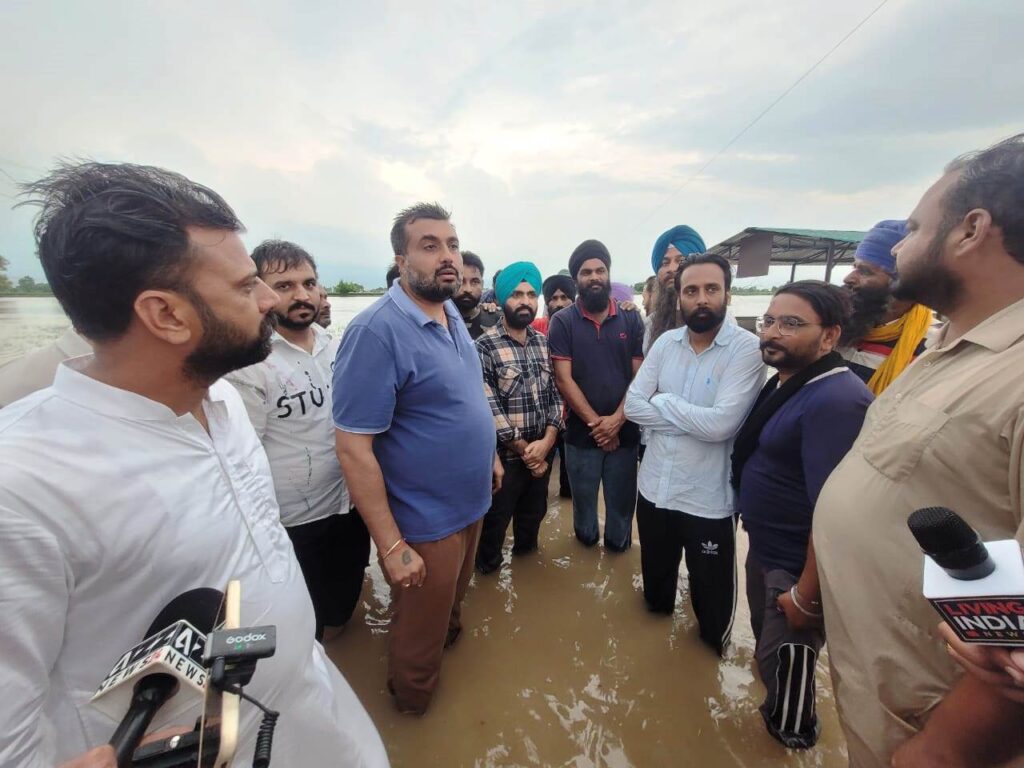 ਵਰਦੇ ਮੀਹ ਵਿੱਚ ਖੁਦ ਟਰੈਕਟਰ ਚਲਾ ਕੇ ਹੜ੍ਹ ਪ੍ਰਭਾਵਿਤ ਪਿੰਡਾਂ ਦੇ ਲੋਕਾਂ ਦੀ ਸਾਰ ਲੈਣ ਪਹੁੰਚੇ ਜਲਾਲਾਬਾਦ ਦੇ ਵਿਧਾਇਕ ਜਗਦੀਪ ਕੰਬੋਜ ਗੋਲਡੀ