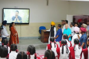 ਭਗਵੰਤ ਮਾਨ ਤੇ ਅਰਵਿੰਦ ਕੇਜਰੀਵਾਲ ਵੱਲੋਂ ਨਸ਼ਿਆਂ ਵਿਰੁੱਧ ਪਾਠਕ੍ਰਮ ਜਾਰੀ; ‘ਨਸ਼ਿਆਂ ਖ਼ਿਲਾਫ਼ ਜੰਗ’ ਤਹਿਤ ਸਕੂਲਾਂ ਵਿੱਚ ਪੜ੍ਹਾਇਆ ਜਾਵੇਗਾ ਪਾਠਕ੍ਰਮ