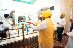 CM PAYS OBEISANCE AT GURUDWARA SRI FATEHGARH SAHIB