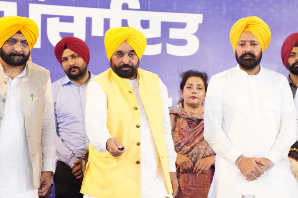 मुख्य मंत्री ने प्रदेश में 125 करोड़ रुपए की लागत से बनने वाले 500 आधुनिक पंचायत घरों और आम सेवा केंद्रों का शिलान्यास किया