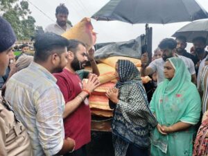 बरसात में मंत्री और विधायक पहुँचे राहत सामग्री लेकर