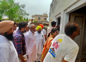 ਵਿਧਾਇਕ ਫਾਜ਼ਿਲਕਾ ਦੇ ਪਿਤਾ ਖਜਾਨ ਸਿੰਘ ਵੱਲੋਂ ਮੀਂਹ ਪ੍ਰਭਾਵਿਤ ਪਿੰਡਾਂ ਦਾ ਦੌਰਾ
